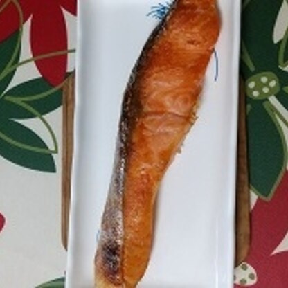フライパンの焼き鮭お弁当にいれました(*^-^*)カリカリに中はジューシーに焼けて洗い物もらくでとてもたすかりました♥素敵な夜をお過ごしくださいね